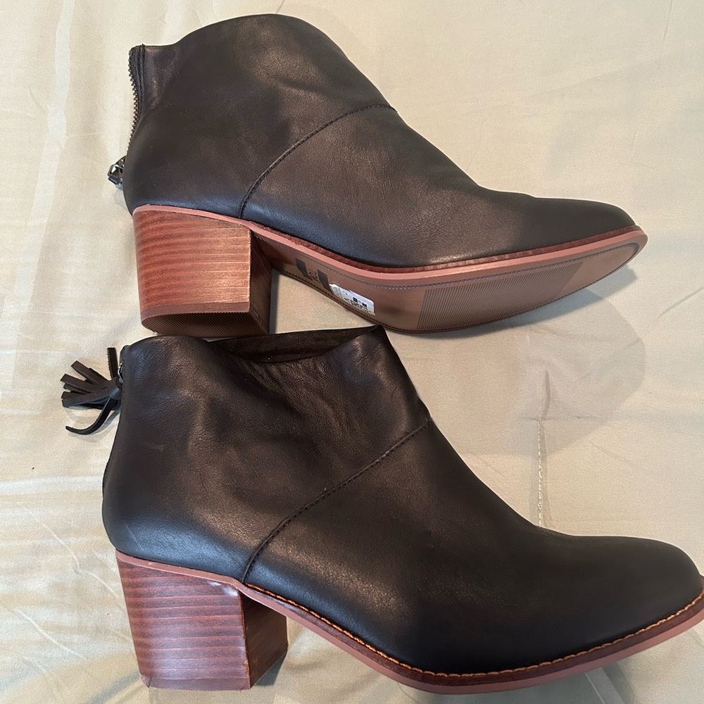 BRAND NEW TOMS Leila Boots Sz 9.5 Black Chunky LeatherBlock Heel Back Zip Tassel